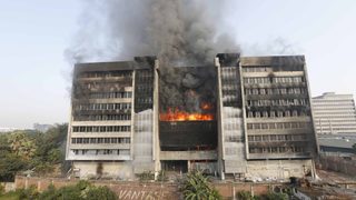 Пожар, подпален от гневни работници, унищожи една от най-големите текстилни фабрики в Бангладеш