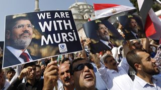 Египетското движение "Мюсюлмански братя" <span class="highlight">отхвърли</span> новите обвинения срещу Морси