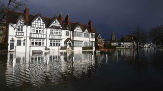 Наводнените райони край Темза се увеличават, с тях се покачва и политическото напрежение