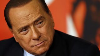 Берлускони продължава да е "кавалер на труда", въпреки че се "самолиши" от званието