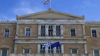 Гръцкото правителство обмисля да намали държавното <span class="highlight">финансиране</span> на партиите