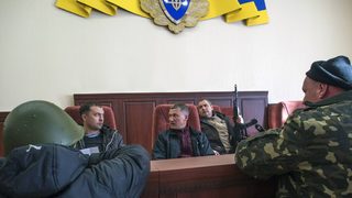 Пътищата към източния украински град Луганск са блокирани, милицията е в бойна готовност (обновена)