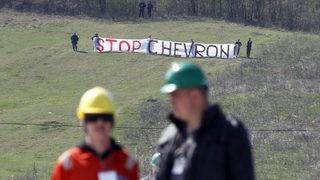 Активисти на "<span class="highlight">Грийнпийс</span>" протестират в румънско селище срещу "Шеврон" и шистовия газ