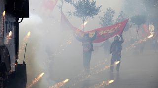Пътник отклони самолет, за да участва в демонстрациите в Истанбул