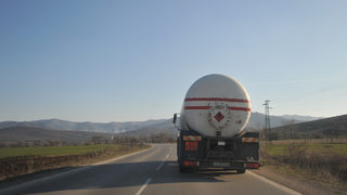 Цистерна с газ се е преобърнала край Берковица, шофьорът е починал на място (обновена)