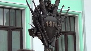 Нов руски военен паметник се оказа украсен с "нацистка" винтовка