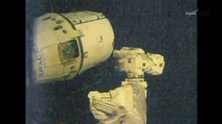 Капсулата Dragon се отдели от Международната космическа станция след месец престой (видео)