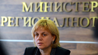 Министър Терзиева е в Брюксел заради спрените пари