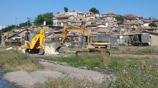 Около 5 млн. лв. ще струва събарянето на незаконните и опасни сгради в ромската <span class="highlight">махала</span> "Максуда" във Варна
