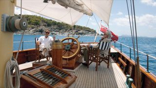 Видео: Джъд Лоу и Джанкарло Джанини показват как да купиш лодка с танц