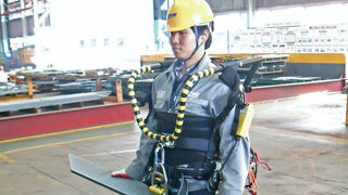 Роботизиран костюм позволява на корабостроители да вдигат тежки елементи