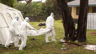 Медици бягат от болниците в Нигерия, след като еболата взе четвърта жертва
