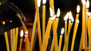 Синодът реши парафинените свещи в църквите да се сменят с восъчни
