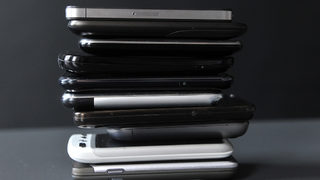 Училища въвеждат забрана за смартфони в час