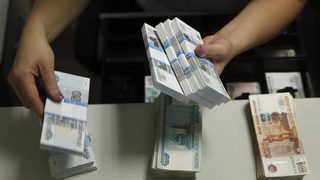 Държавни банки в Русия започнаха да вдигат лихвите по депозити