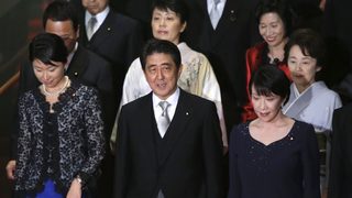 Двама министри напуснаха кабинета на все по непопулярния японски премиер <span class="highlight">Абе</span>