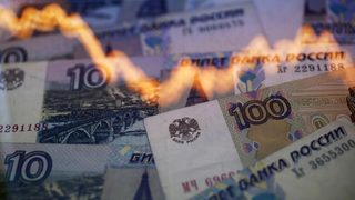 Уплашени от нови спадове в курса на рублата, руснаците масово купуват долари
