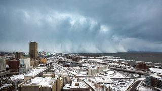 Фотогалерия: Двуметров сняг затрупа Бъфало