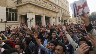 Двама загинали и девет са ранени в Египет след протести срещу оневиняването на <span class="highlight">Мубарак</span>
