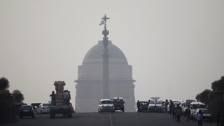 Индия забрани старите автомобили в <span class="highlight">Делхи</span>, за да намали смога