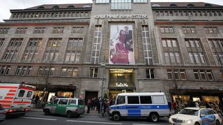 Маскирани ограбиха препълнен луксозен магазин в Берлин