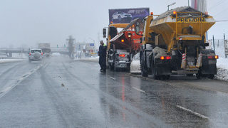 Над 130 снегорина чистят по улиците на София