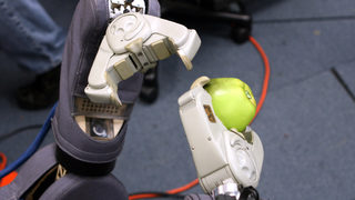Роботи учат как да използват инструменти чрез гледане на клипове в YouTube