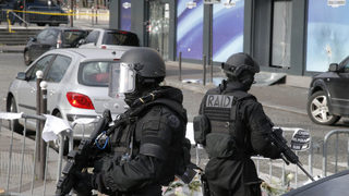 Франция арестува петима руски граждани за подготовка на терористичен акт