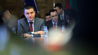 Нови 16 млрд. лева <span class="highlight">дълг</span> ще осигурят финансова стабилност за следващите три години, обясни министър Горанов