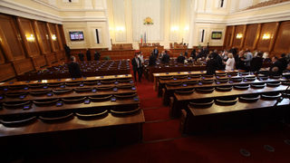 Депутатите влизат в спор за договора с банките за дълга
