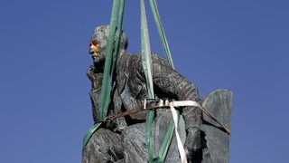 Статуята на Сесил Роудз е премахната от Университета на <span class="highlight">Кейптаун</span>
