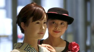 Хуманоиден робот посреща клиентите в японски универсален магазин