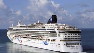 Туристически кораб с 3 500 души на борда заседна край Бермудите