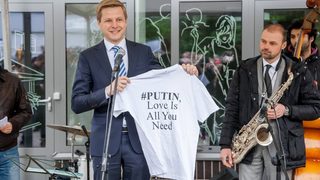 Снимка на деня: "Путин, всичко, от което се нуждаеш, е любов"