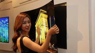 LG представи тънък OLED телевизор, който се залепя за стената