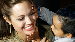 Анджелина Джоли ще режисира филм за Червените кхмери