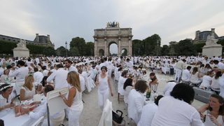 Фотогалерия: ''<span class="highlight">Вечеря</span> в бяло" събра 13 000 души в Париж