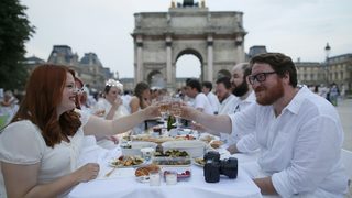 Фотогалерия: ''<span class="highlight">Вечеря</span> в бяло" събра 13 000 души в Париж