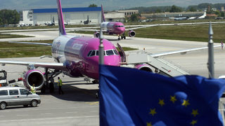Спукано стъкло приземи аварийно самолет на Wizz Air, излетял от София