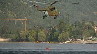 Повече от 200 души и два хеликоптера гасят пожара в Рила