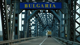 Фалшиви касови бележки издавали румънските власти на преминаващи Дунав мост