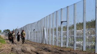 Унгария бързо довършва гранична ограда срещу вълната бежанци