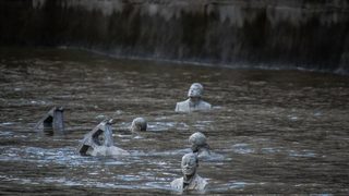 "Конници на апокалипсиса" в Темза напомнят за климатичните промени