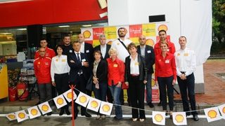 Мениджъри от <span class="highlight">Shell</span> България лично обслужват клиенти и "отварят вратите" на компанията за партньорите си