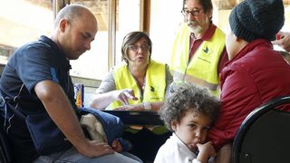 Все повече французи одобряват приемането на бежанци