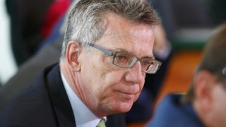 Германският вътрешен министър поиска таван за броя на бежанците