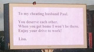 Британка съобщи от голям билборд на мъжа си, че го напуска