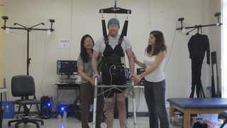 Революционна технология позволи на парализиран американец да извърви 3.5 метра