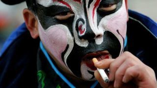 Един от трима китайци ще умре преждевременно заради цигарите, предупреждават учени