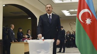 Управляващите в Азербайджан побеждават в избори без конкуренция